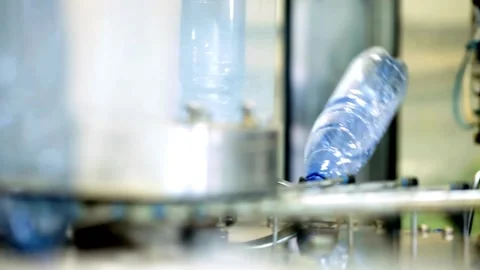 Conveyor belt with Empty bottles for drinking water at a modern beverage plant Video stock 334588013