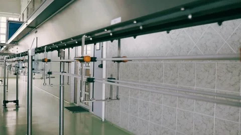Conveyor belt with Empty bottles for drinking water at a modern beverage plant Video stock 334588149
