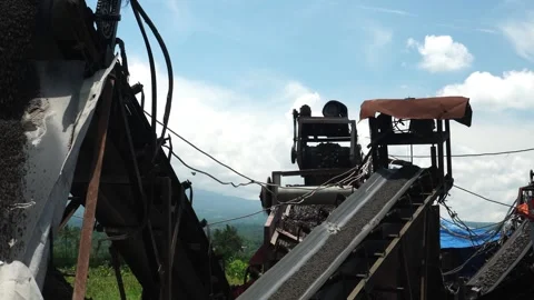 The conveyor belt moves the material Video stock 273931311