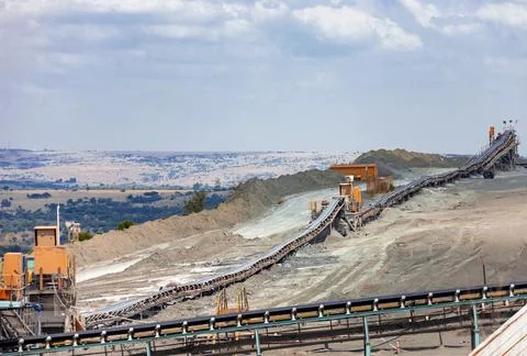 Conveyor for sorting rock and raw materials at a mining enterprise. Foto stock