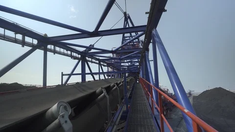 Conveyor on stacker reclaimer in port Taman 動画素材 123785687