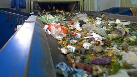 Conveyor transporting a large amount of trash. Video stock 76353952