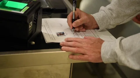 Convicted murderer Jens Soering signs paperwork and gives fingerprint 库存影片 122373010