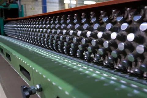 Convolution cutting machine. Production of acoustic foam. Foto stock