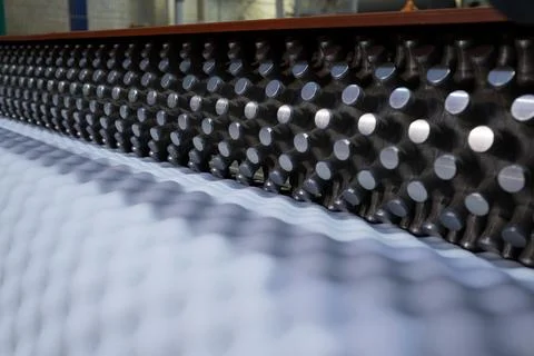 Convolution cutting machine. Production of acoustic foam. Foto stock