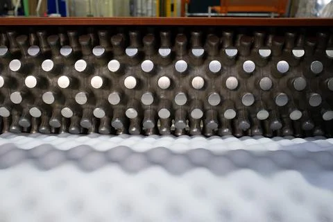 Convolution cutting machine. Production of acoustic foam Foto stock