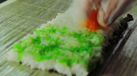 Cook adding red tobiko to sushi rolls, close up 스톡 동영상 41966003