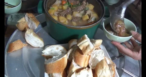 Cook beef stew Video stock 313621337