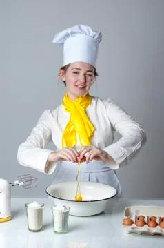 Cook breaking egg Foto stock