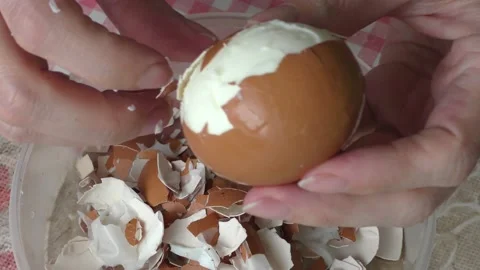 A cook cleans a boiled chicken egg with his hands Video stock 156672427