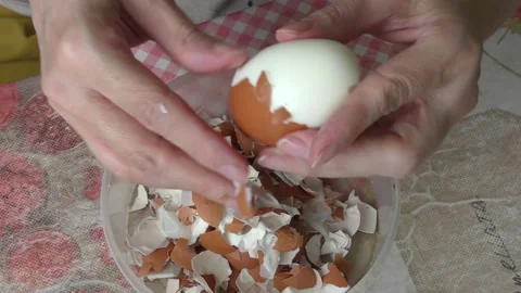 A cook cleans a boiled chicken egg with his hands Video stock 156672708
