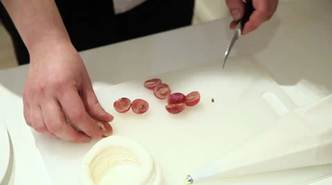 Cook cleans grapes Vídeo Stock 59356275
