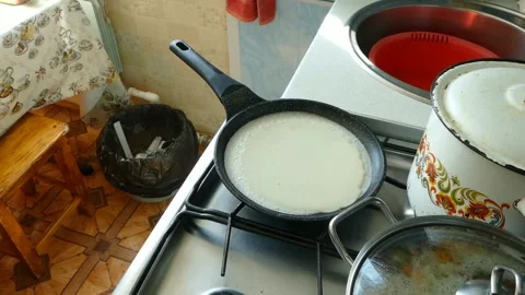 The cook couldn't make a pancake Stock Footage 136733258