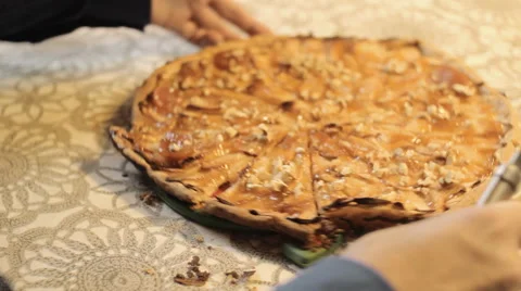 Cook cuts of apple pie with a special knife Stock Footage 60647110