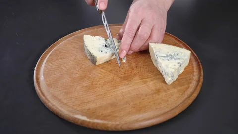 Cook cuts blue cheese Vídeo Stock 102529440