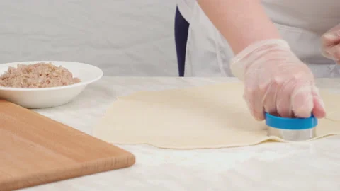Cook cuts dough circles with a mold on the table for ravioli, tortellini. 库存影片 149166813