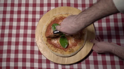 Cook cuts a fresh pizza 스톡 동영상 107890691