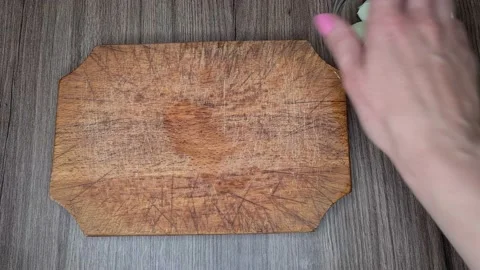 Cook Cuts The Garlic With A Knife. Vidéo 166703107