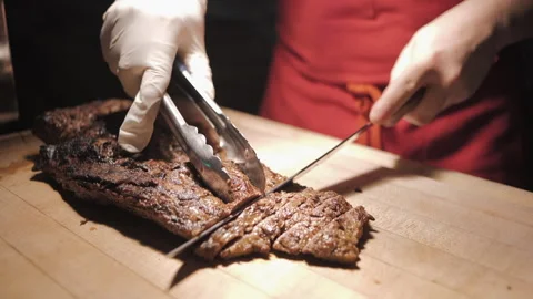 The cook cuts the meat, slice meat, baked pork,Process of cutting the steak Vídeo Stock 268322451