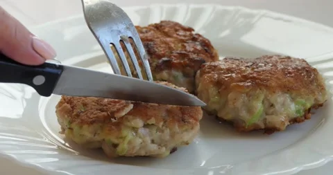 The cook cuts minced meat cutlets fried in a frying pan. Vídeos de archivo 136639142