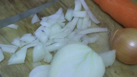 The cook cuts the onion for cooking dinner Vídeos de archivo 221736699