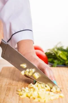 Cook cuts pepper with a knife Foto stock