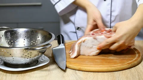A cook cuts the raw meat 스톡 동영상 60083473
