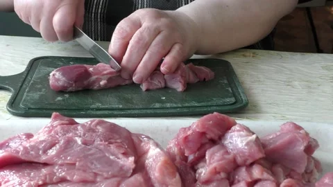 The cook cuts raw meat into pieces 動画素材 136620649