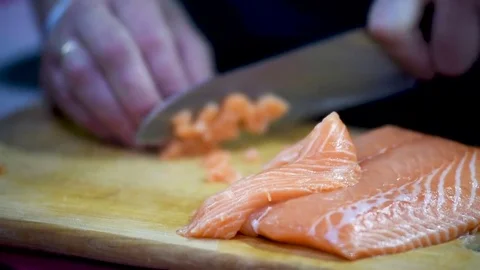 Cook cuts the red fish. 動画素材 75607946