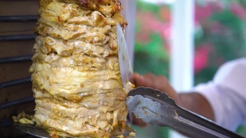 The cook cuts a shawarma Vídeo Stock 110787829