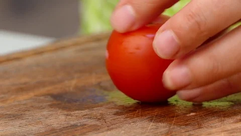 The cook cuts a tomato into slices 스톡 동영상 84477576