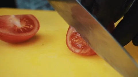 Cook cuts tomatoes 動画素材 88718316