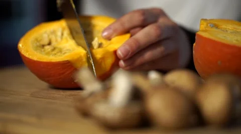 Cook cuttting a pumpkin Stockbeeldmateriaal 57832819