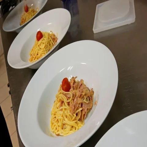 Cook decorating dish with tomato and cheese. 動画素材 69491103