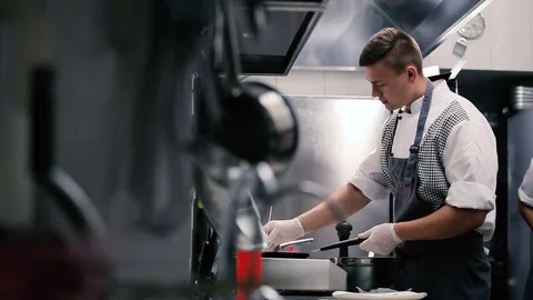 Cook distribute the batter on the pan. Vídeo Stock 73220798