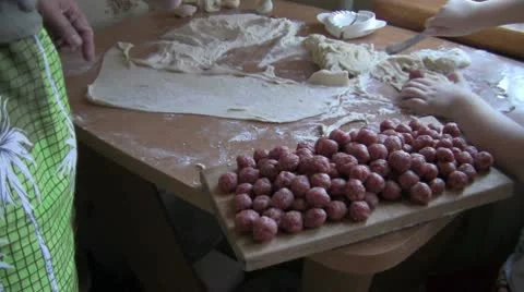 Cook dumplings,wrap the meat,share Vídeo Stock 10768151