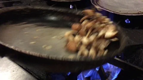 Cook Flips Mushrooms with Audio Vidéo 82316320