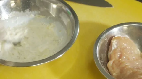 Cook foil the meat in wrap. Video stock 78486756