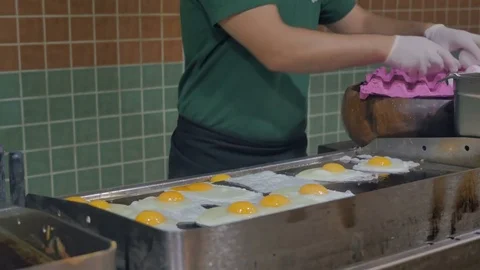 The cook fry eggs for breakfast. Buffet in the restaurant, in the hotel Vídeos de archivo 80637059