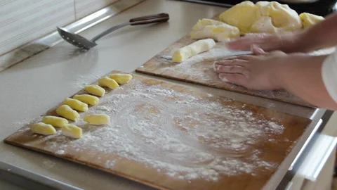Cook Halusky potatoes Vídeos de archivo 126640156
