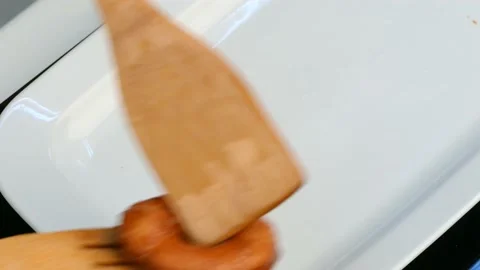 Cook to lay on a plate donuts Video stock 86119768