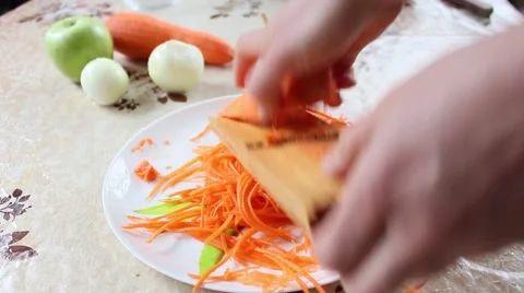 Cook manually shred carrots. Video stock 46298026