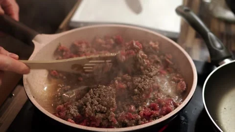 Cook mixes the minced meat cooked in the pan with a spatula Vídeo Stock 284729318