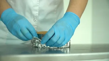 Cook molds a foil for baking a cake Stockbeeldmateriaal 85665964