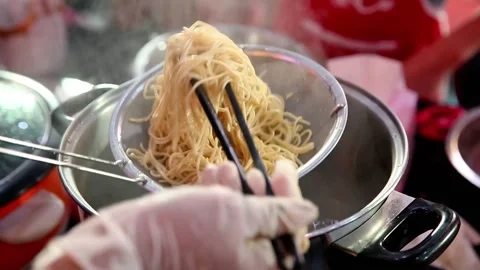 Cook the noodles while lifting the noodles using chopsticks Video stock 267681081