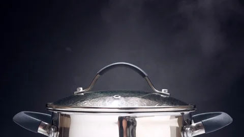 The cook opens the lid of the pan and salt the soup. The chef at the restaurant Vídeo Stock 89840763