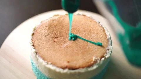 Cook pours icing on the cake Stock Footage 143782346