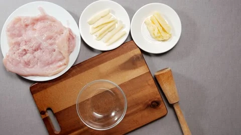 Cook pours the walnut kernel Видео 165259011