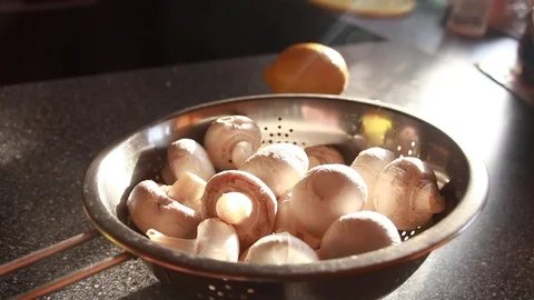 Cook prepare champignons 動画素材 108864840