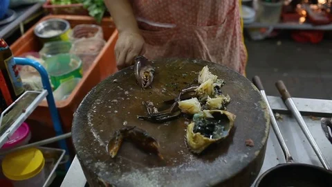 Cook  prepare the crab for grill 库存影片 75426358